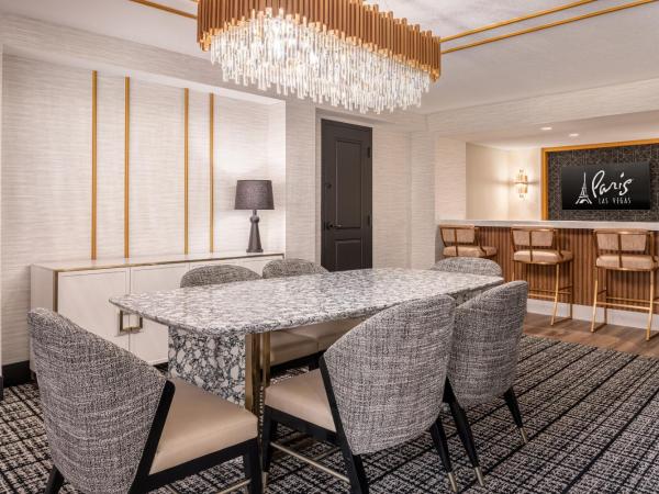 Paris Las Vegas Hotel & Casino : photo 3 de la chambre suite premium versailles 1 lit king-size - enregistrement à la réception du logement