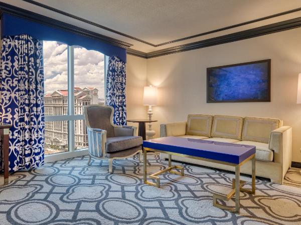 Paris Las Vegas Hotel & Casino : photo 4 de la chambre suite lit king-size bordeaux giverny