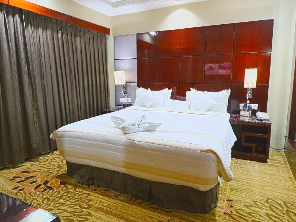 SkyCity Hotel Gurgaon : photo 7 de la chambre royal suite with 15 min head or foot massage ,2hrs conference meeting room , free night club !(subject to availability)