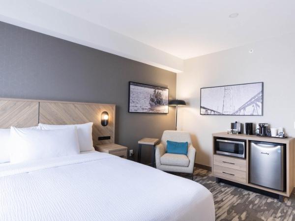 Sandman Signature Dartmouth Hotel & Suites : photo 2 de la chambre accessible room, 1 queen bed, roll-in shower