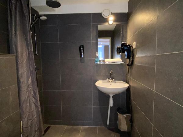 Hotel Old Quarter : photo 4 de la chambre chambre triple - vue sur canal