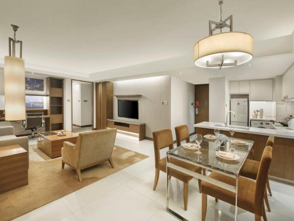 Crowne Plaza Guangzhou City Centre, an IHG Hotel - Free shuttle between hotel and Exhibition Center during Canton Fair & Exhibitor registration Counter : photo 4 de la chambre suite 2 chambres