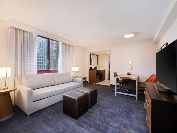 Embassy Suites Chicago - Downtown River North : photo 2 de la chambre suite d'angle 2 pièces avec 2 lits doubles et canapé-lit