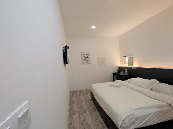 Tambun Warm Hotel : photo 6 de la chambre chambre lit king-size supérieure