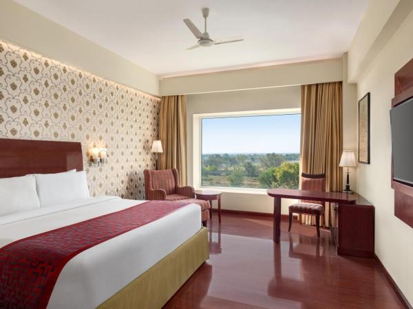 Ramada by Wyndham Jaipur Jaisinghpura : photo 1 de la chambre premium king room (non smoking)