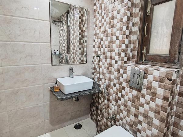 saffron inn paharganj : photo 10 de la chambre chambre lits jumeaux avec salle de bains privative