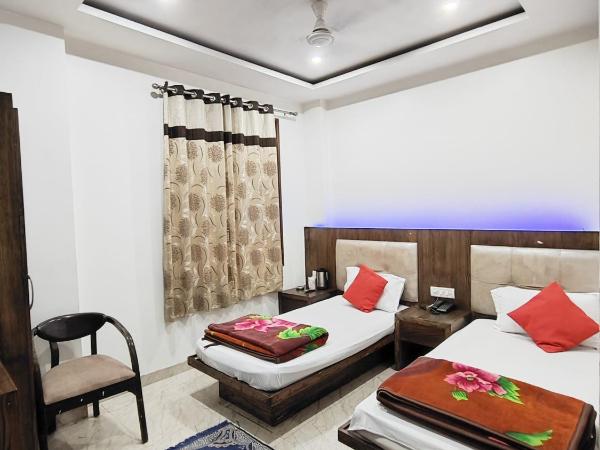 saffron inn paharganj : photo 8 de la chambre chambre lits jumeaux avec salle de bains privative