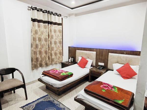 saffron inn paharganj : photo 6 de la chambre chambre lits jumeaux avec salle de bains privative