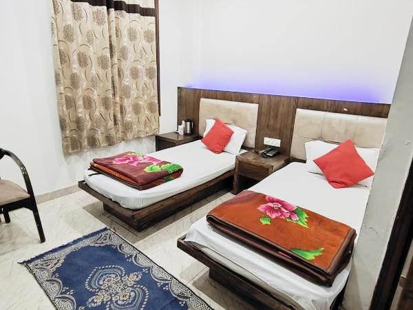 saffron inn paharganj : photo 5 de la chambre chambre lits jumeaux avec salle de bains privative