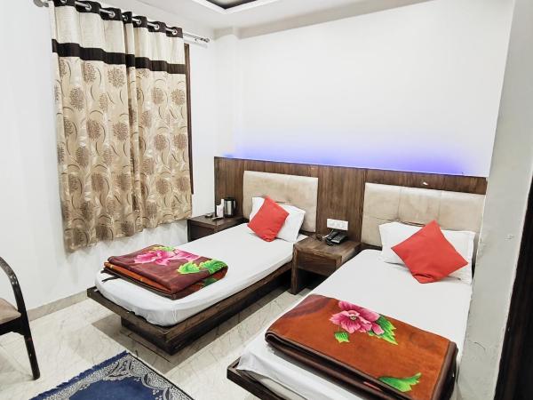 saffron inn paharganj : photo 1 de la chambre chambre lits jumeaux avec salle de bains privative