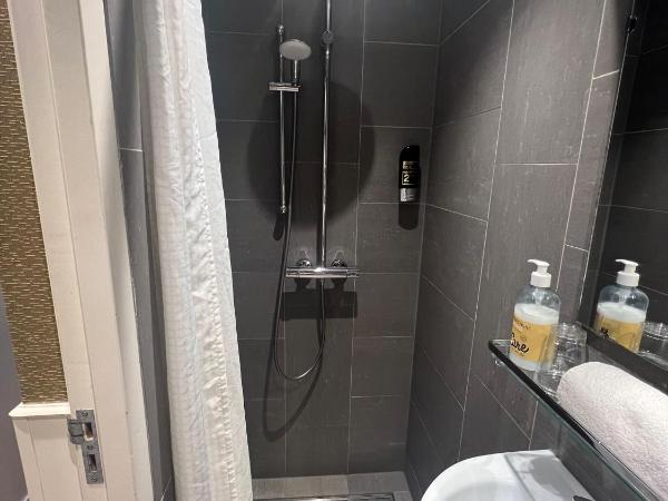 Hotel Old Quarter : photo 4 de la chambre chambre simple avec douche et toilettes