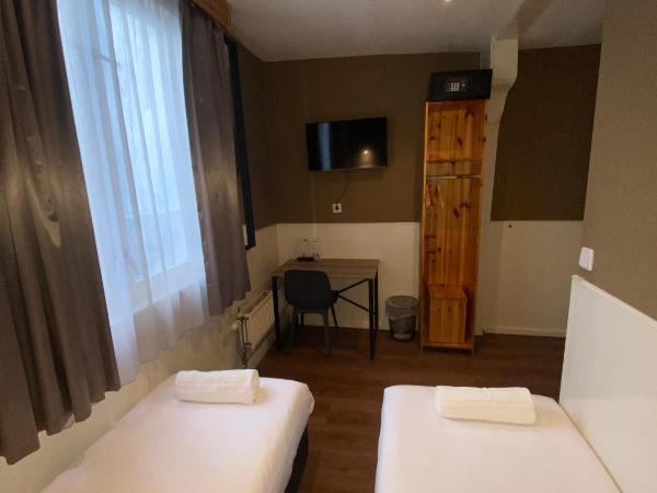 Hotel Old Quarter : photo 9 de la chambre chambre double ou lits jumeaux avec salle de bains privative