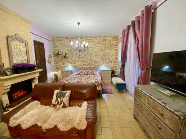 Ô Clair de Lune Chambres d'hôtes climatisées à Sarlat - parking privé - piscine chauffée - espace bien-être Jacuzzi et massages : photo 3 de la chambre suite avec salle de bains privative