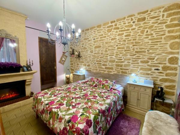 Ô Clair de Lune Chambres d'hôtes climatisées à Sarlat - parking privé - piscine chauffée - espace bien-être Jacuzzi et massages : photo 4 de la chambre suite avec salle de bains privative