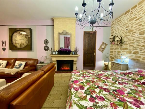 Ô Clair de Lune Chambres d'hôtes climatisées à Sarlat - parking privé - piscine chauffée - espace bien-être Jacuzzi et massages : photo 5 de la chambre suite avec salle de bains privative