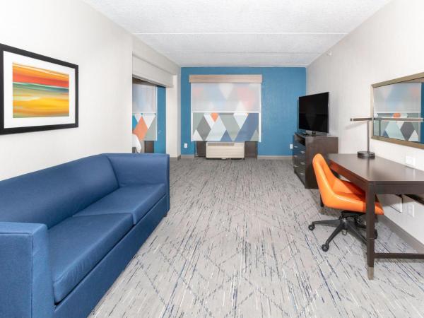 Holiday Inn Express Hotel & Suites Jacksonville Airport, an IHG Hotel : photo 10 de la chambre suite lit queen-size avec canapé-lit