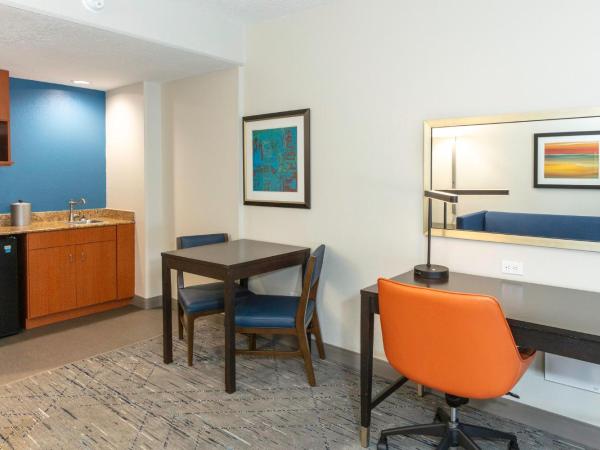 Holiday Inn Express Hotel & Suites Jacksonville Airport, an IHG Hotel : photo 3 de la chambre suite lit king-size avec baignoire spa - non-fumeurs