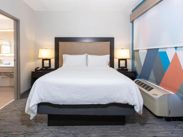 Holiday Inn Express Hotel & Suites Jacksonville Airport, an IHG Hotel : photo 8 de la chambre suite lit queen-size exécutive