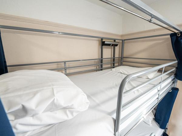 St Christopher's Hammersmith : photo 7 de la chambre lit en dortoir mixte de 9 lits avec salle de bains commune