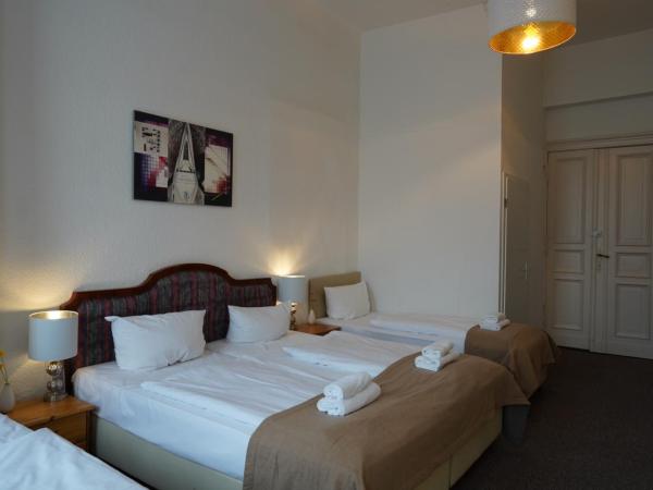 City Pension Berlin : photo 1 de la chambre chambre familiale avec salle de bains