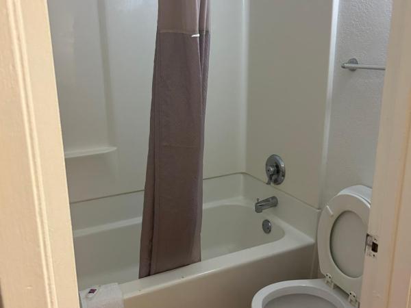 Motel 6-Austin, TX : photo 4 de la chambre chambre double avec 2 lits doubles et douche accessible en fauteuil roulant - adaptée aux personnes à mobilité réduite