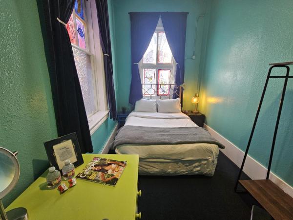 Gaslamp Hostel : photo 2 de la chambre chambre double avec salle de bains commune
