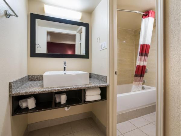 Red Roof Inn Dallas - Richardson : photo 4 de la chambre chambre affaires lit king-size - non-fumeurs