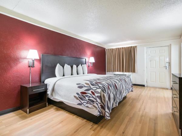 Red Roof Inn Dallas - Richardson : photo 1 de la chambre chambre affaires lit king-size - non-fumeurs