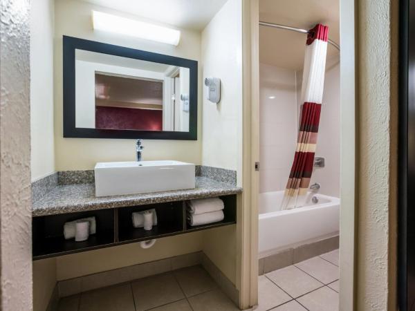 Red Roof Inn Dallas - Richardson : photo 5 de la chambre chambre lit king-size supérieure - non-fumeurs