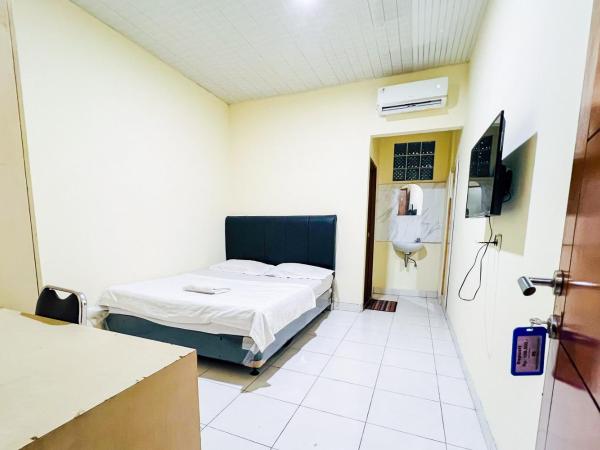 Wisma Berkat Mitra RedDoorz : photo 2 de la chambre chambre double standard