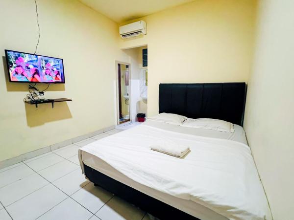 Wisma Berkat Mitra RedDoorz : photo 4 de la chambre chambre double standard