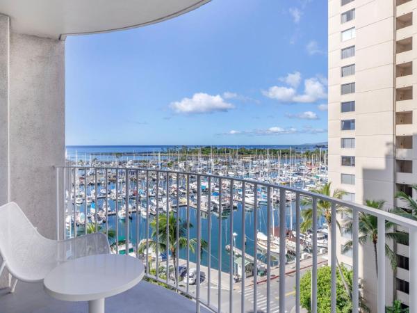 Hilton Vacation Club The Modern Honolulu : photo 6 de la chambre chambre premier lit king-size avec vue partielle sur océan