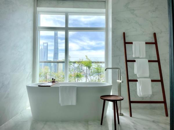 The Shanghai EDITION : photo 7 de la chambre bund view terrace suite