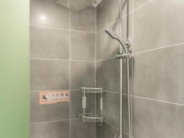 Fangorn Hostel : photo 4 de la chambre chambre double avec salle de bains privative