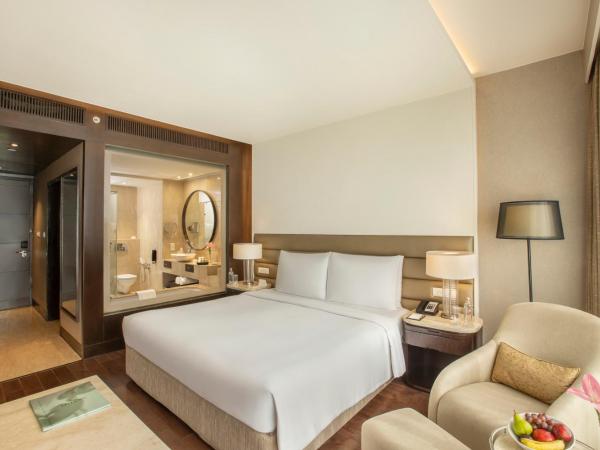 The Leela Ambience Convention Hotel Delhi : photo 1 de la chambre chambre de luxe avec baignoire