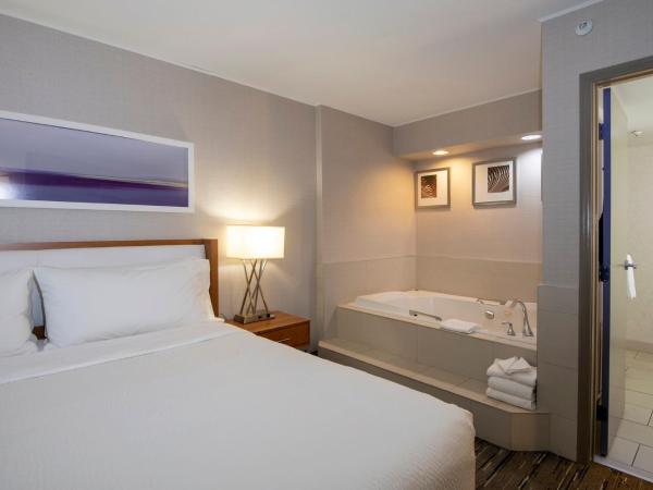 Holiday Inn Express Kamloops, an IHG Hotel : photo 7 de la chambre suite lit king-size avec baignoire spa