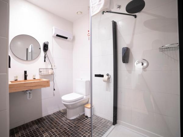 Koba Hostel : photo 5 de la chambre chambre double standard avec salle de bains privative