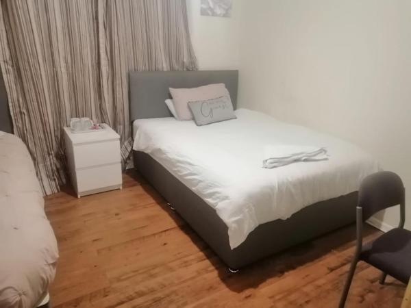 PnG Suites - Abernant Rooms Shared Facilities : photo 3 de la chambre chambre lits jumeaux avec salle de bains commune