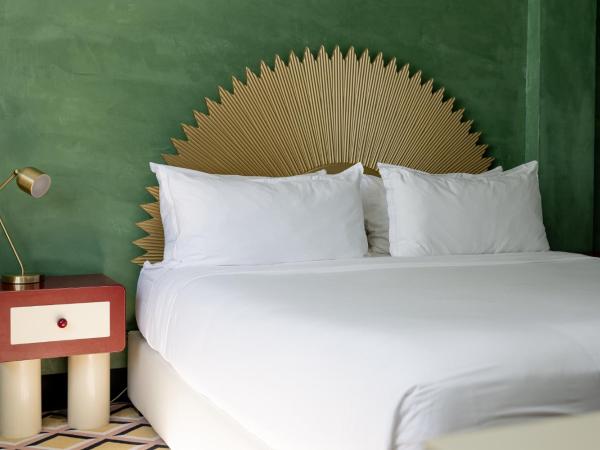 Crest Hotel Suites : photo 3 de la chambre chambre lit king-size