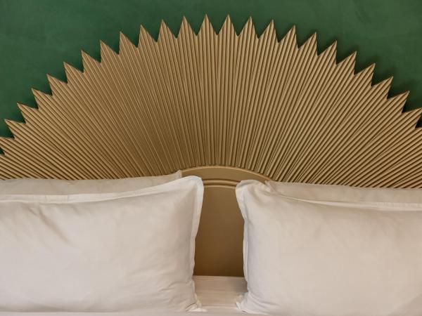 Crest Hotel Suites : photo 2 de la chambre chambre lit king-size