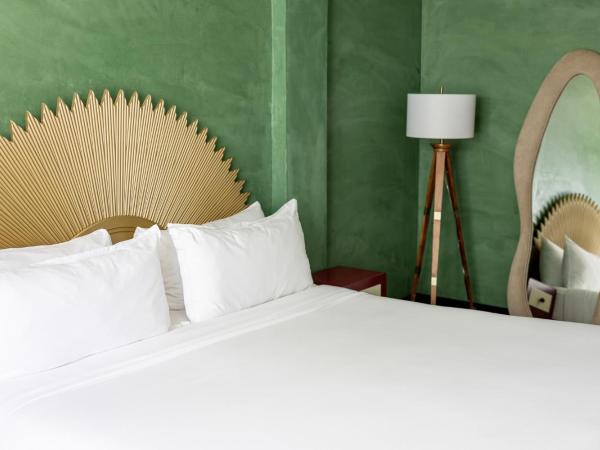 Crest Hotel Suites : photo 1 de la chambre chambre lit king-size