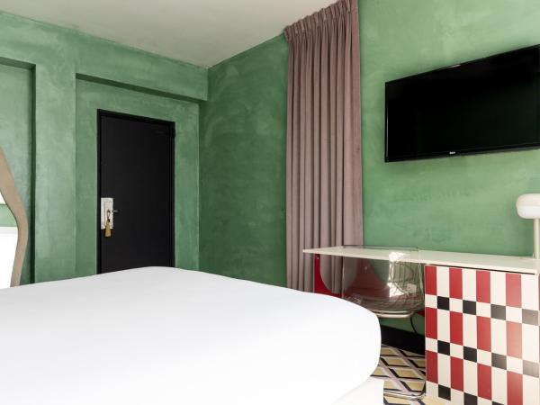 Crest Hotel Suites : photo 5 de la chambre chambre lit king-size