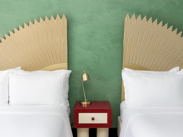 Crest Hotel Suites : photo 4 de la chambre chambre double