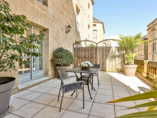 La Villa des Consuls - Gîte de tourisme de charme : photo 1 de la chambre appartement avec terrasse (rez-de-chaussée)