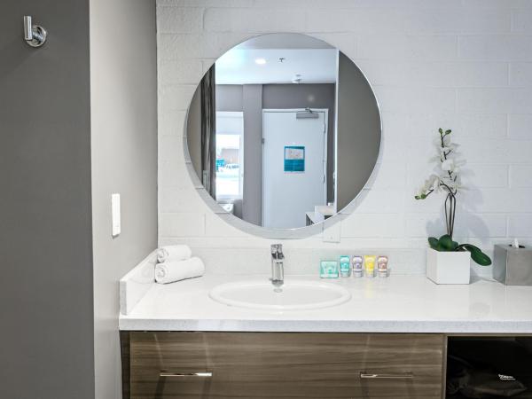 Oasis at Gold Spike : photo 4 de la chambre suite lit king-size au bord de la piscine