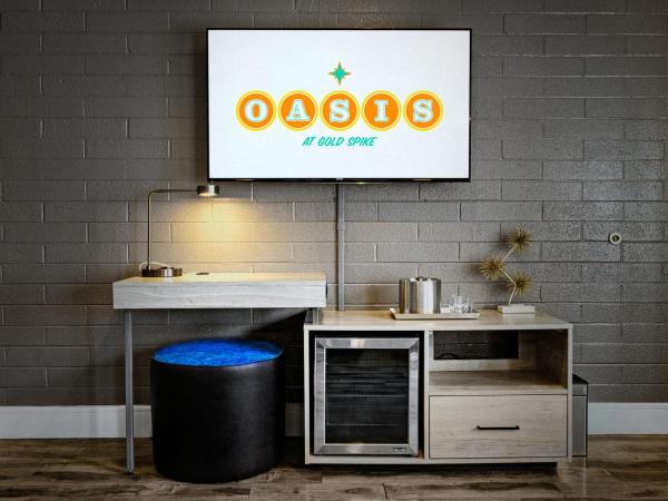 Oasis at Gold Spike : photo 3 de la chambre suite lit king-size au bord de la piscine