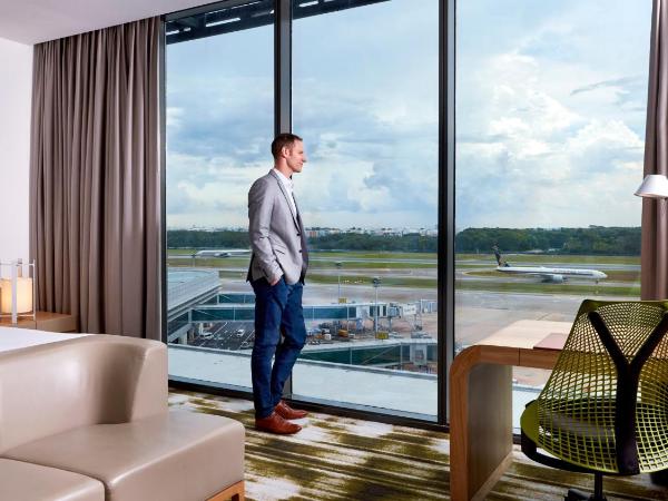 Crowne Plaza Changi Airport, an IHG Hotel : photo 7 de la chambre hébergement 1 lit king-size standard - vue sur piste