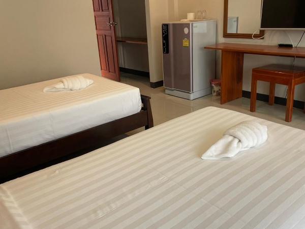 Norrarat Place นรรัตน์ เพลส : photo 4 de la chambre chambre triple avec salle de bains privative
