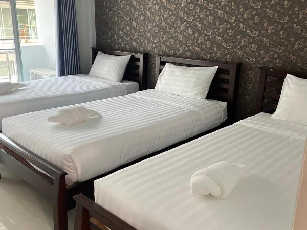 Norrarat Place นรรัตน์ เพลส : photo 2 de la chambre chambre triple avec salle de bains privative