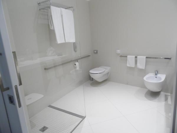 Hilton Sorrento Palace : photo 4 de la chambre chambre lit king-size - accessible aux personnes à mobilité réduite